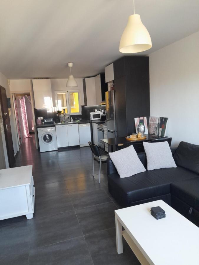 Bright Top Floor Apartment! Закинтос Екстериор снимка